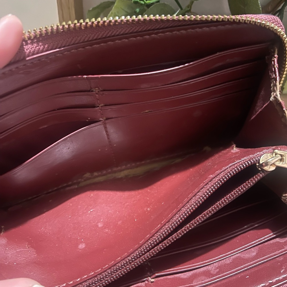 Coach Rehab Wallet
Peeling inside
Outside is great condition - Picture 7 of 11